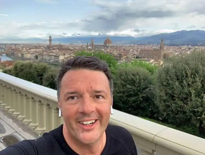 IL SELFIE DI RENZI DURANTE LA CORSA