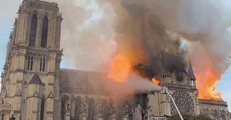 INCENDIO A NOTRE DAME    