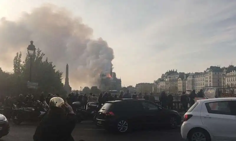 incendio notre dame parigi 1