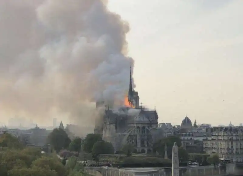 incendio notre dame parigi 1