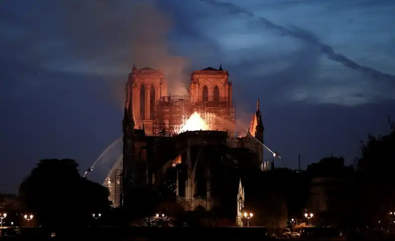 incendio notre dame parigi 10