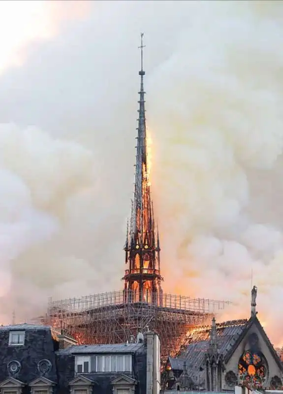 incendio notre dame parigi 12