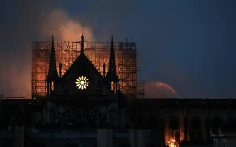 incendio notre dame parigi 12