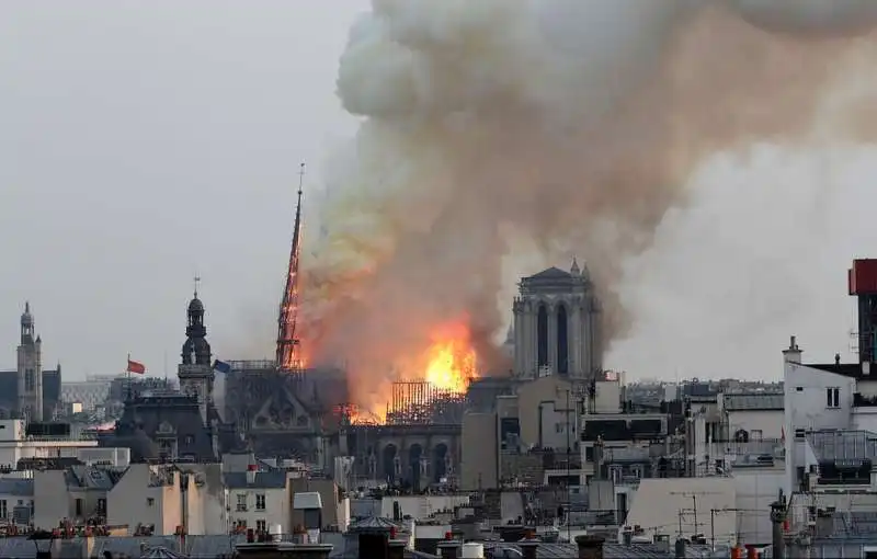 incendio notre dame parigi 15