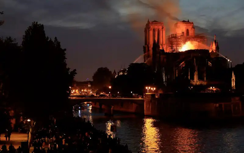 incendio notre dame parigi 15