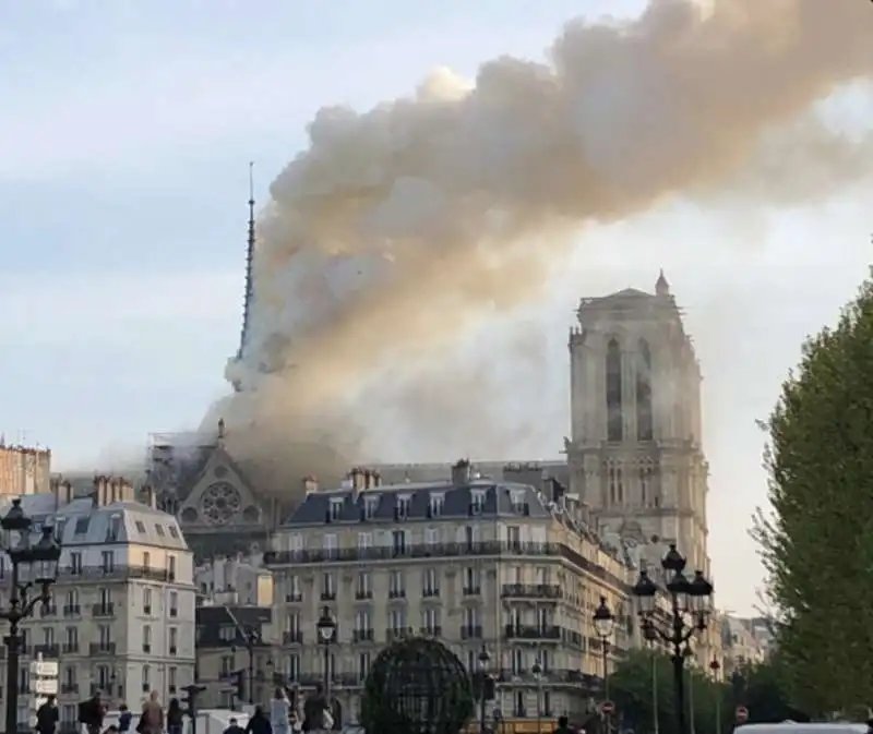 incendio notre dame parigi 2