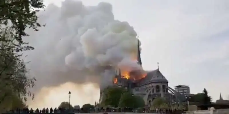 incendio notre dame parigi 3