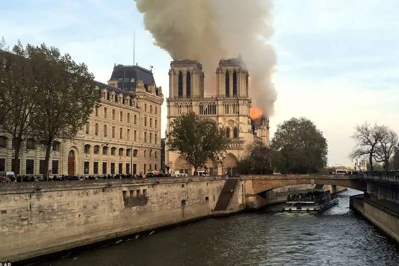 incendio notre dame parigi 3