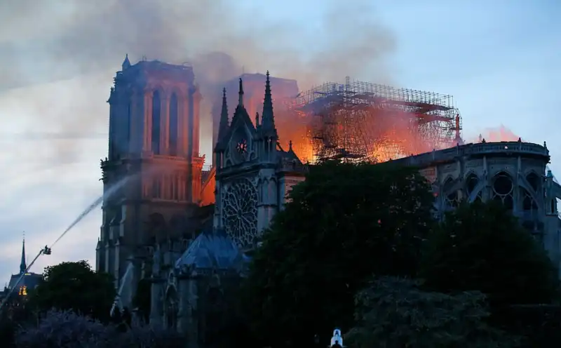 incendio notre dame parigi 3