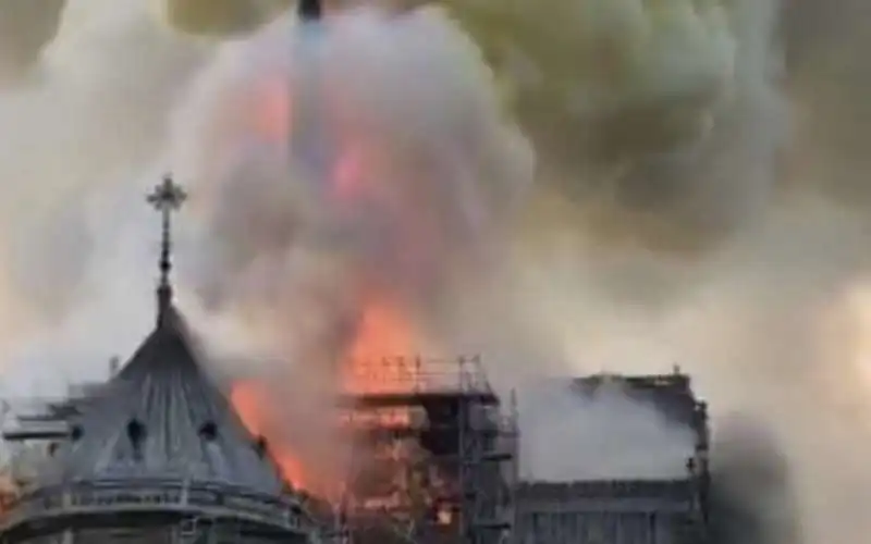 incendio notre dame parigi 4