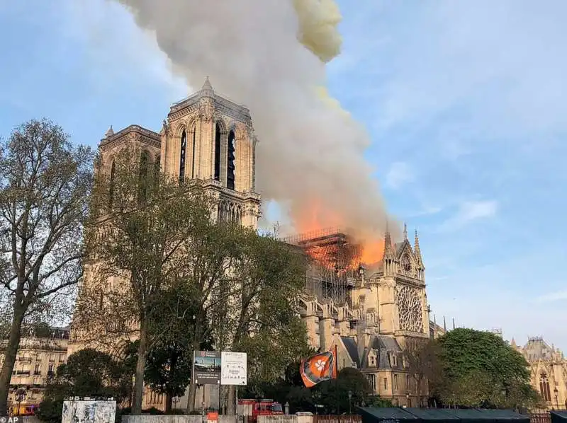 incendio notre dame parigi 5