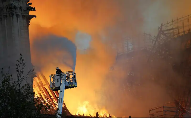 incendio notre dame parigi 5