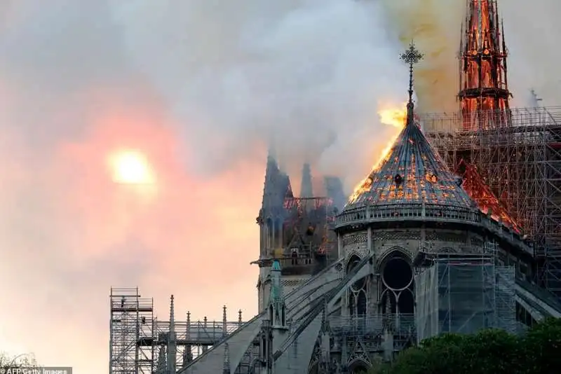 incendio notre dame parigi 6