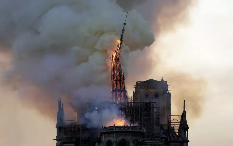 incendio notre dame parigi 7