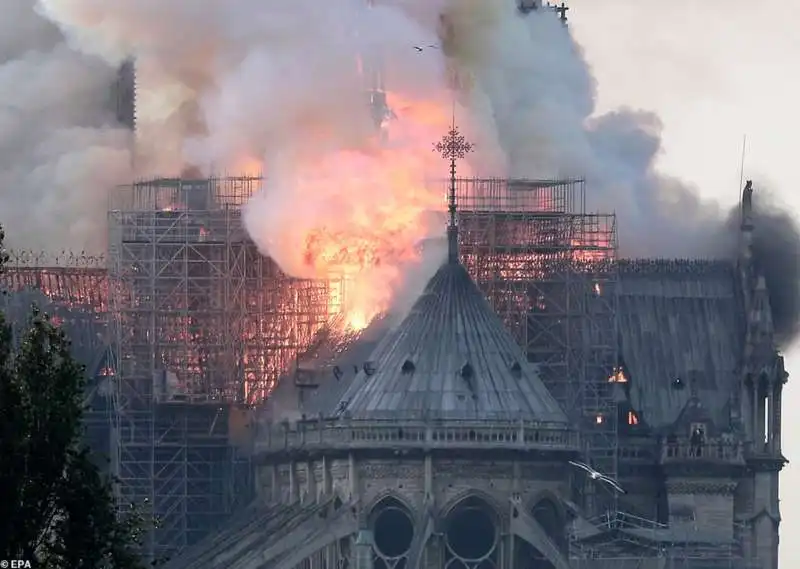 incendio notre dame parigi 8