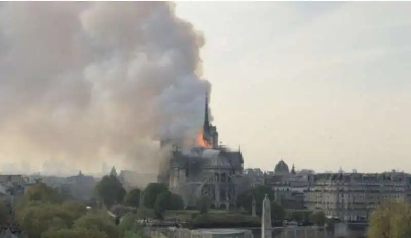 incendio notre dame parigi 9