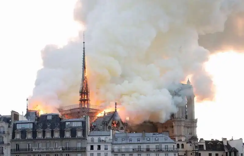 incendio notre dame parigi 9