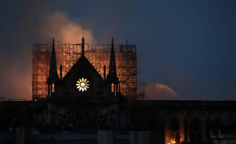 incendio notre dame parigi 9