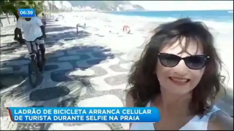 ipanema   ragazza si fa un video e un ladro in bici le porta via lo smartphone 8