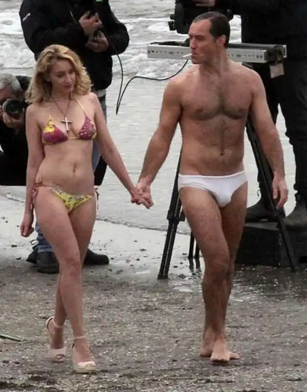 jude law sul set di the new pope 20