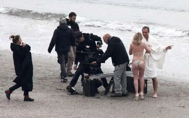 jude law sul set di the new pope 21