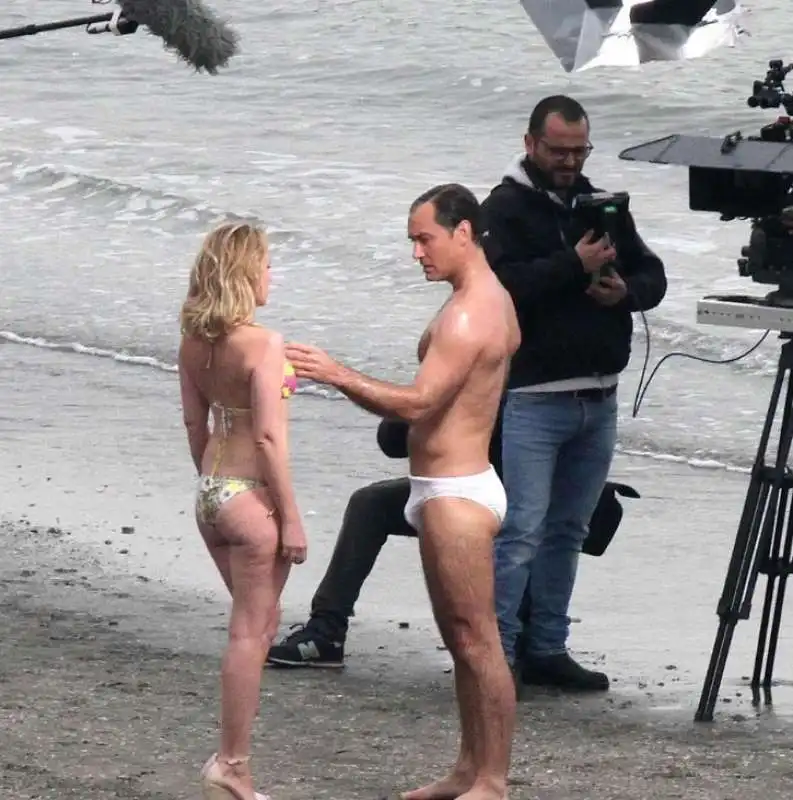 jude law sul set di the new pope 25