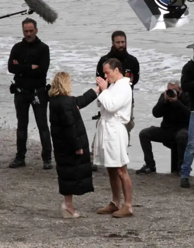 jude law sul set di the new pope 32