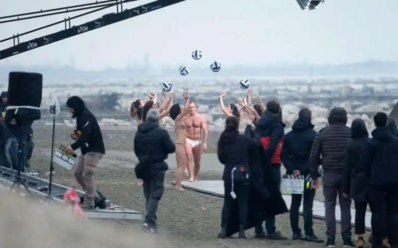 jude law sul set di the new pope 40