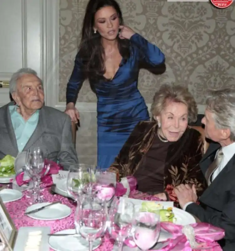 kirk e anne douglas, michael douglas e catherine zeta jones 1