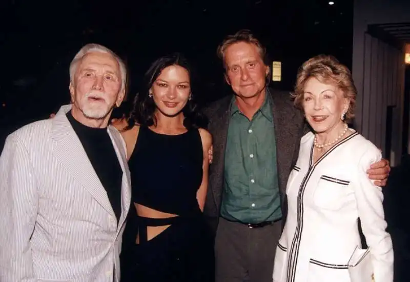 kirk e anne douglas, michael douglas e catherine zeta jones 2