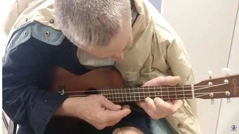 l'aquila   malato di parkinson smette di tremare e suona la chitarra dopo intervento al cervello 3