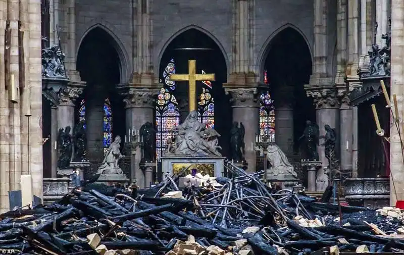 la cattedrale di notre dame dopo l incendio 9