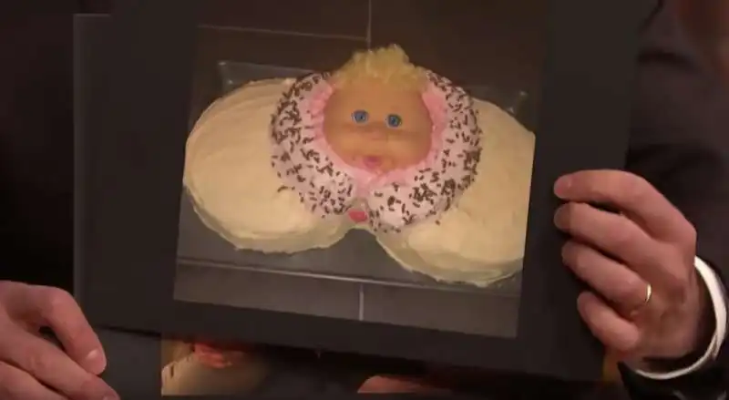 LA TORTA PER AMY SCHUMER UNA VAGINA CHE ESPELLE UN NEONATO