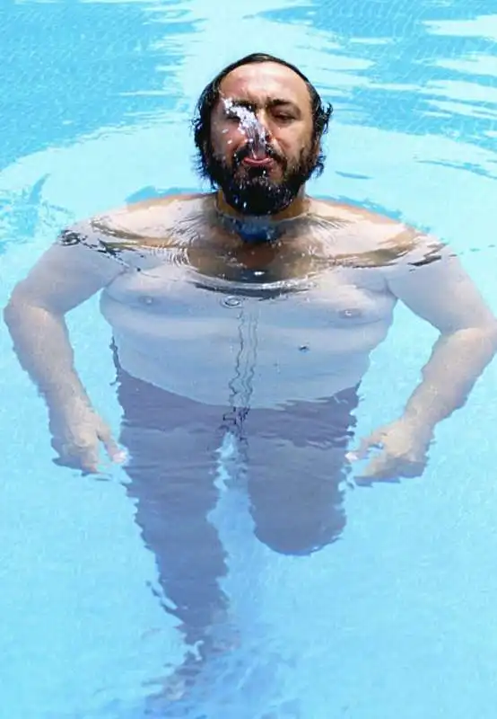 luciano pavarotti in piscina ph adolfo franzo'