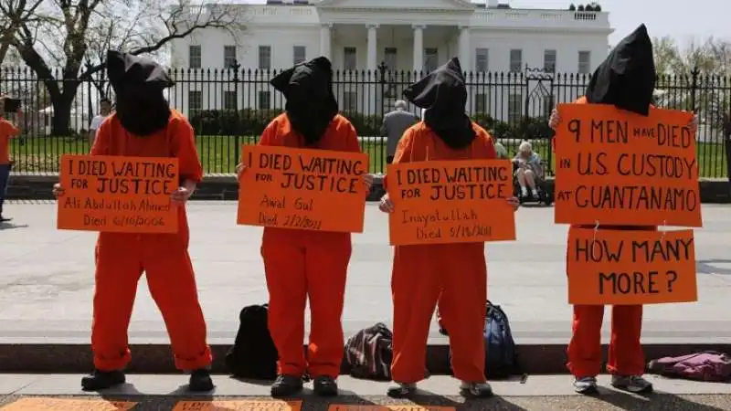 manifestanti che chiedono la chiusura di guantanamo 1