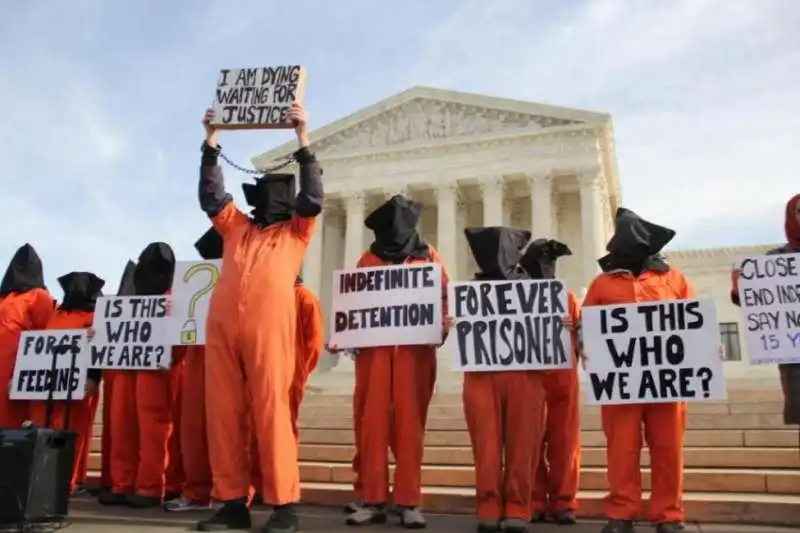 manifestanti che chiedono la chiusura di guantanamo