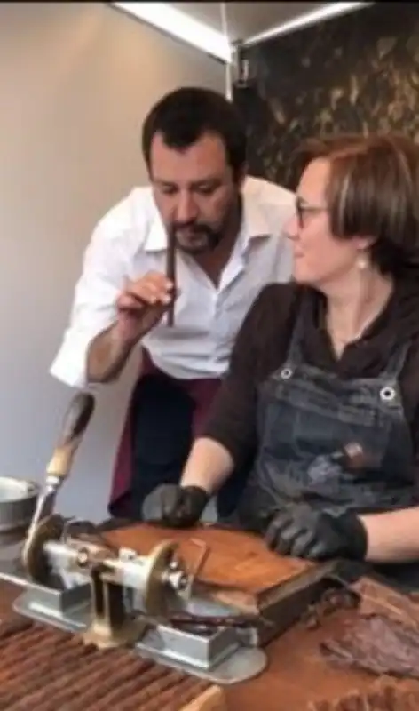 matteo salvini a lezione di sigaro toscano a vinitaly 1