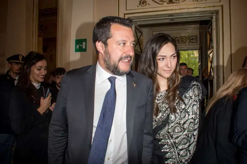 matteo salvini e francesca verdini al concerto inaugurale del salone del mobile alla scala 1