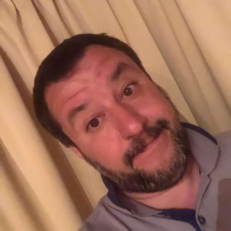 MATTEO SALVINI SELFIE