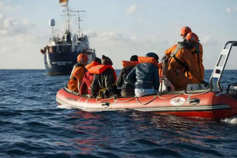 migranti sul gommone verso la sea eye