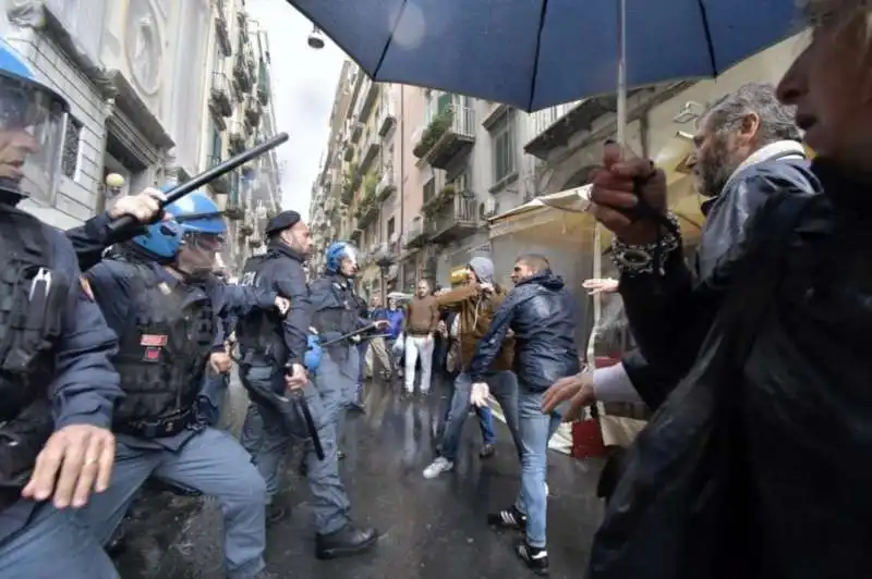 napoli   scontri prima dell'incontro con nicola zingaretti 1