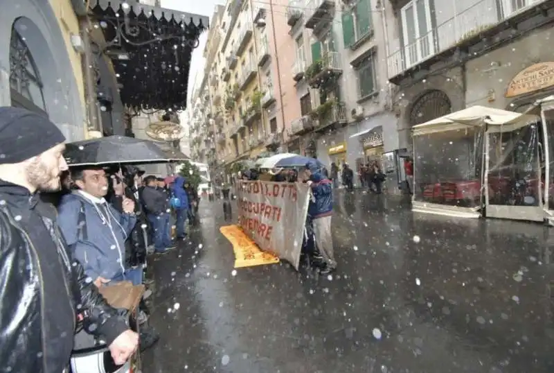 napoli   scontri prima dell'incontro con nicola zingaretti 12