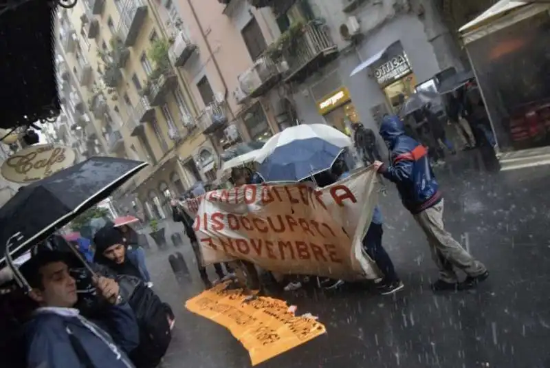 napoli   scontri prima dell'incontro con nicola zingaretti 5