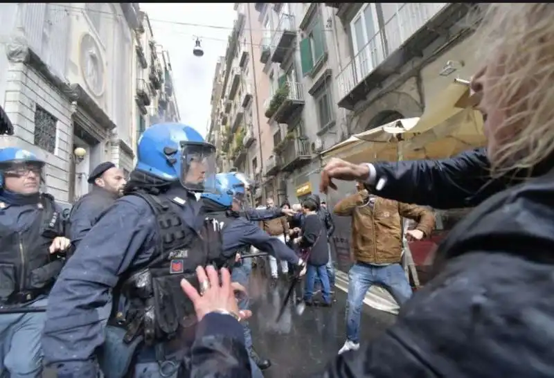 napoli   scontri prima dell'incontro con nicola zingaretti 6