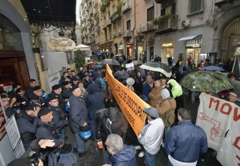 napoli   scontri prima dell'incontro con nicola zingaretti 7