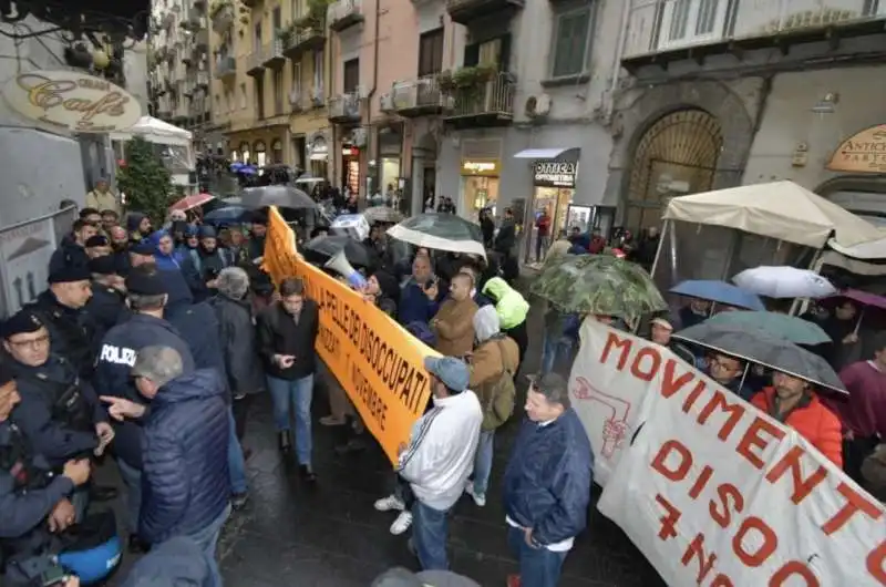 napoli   scontri prima dell'incontro con nicola zingaretti 9