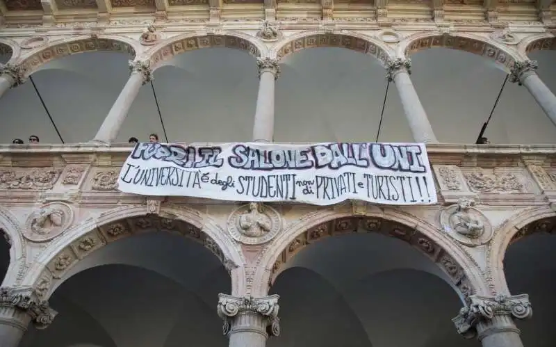 nel cortile dell’Universita Statale, contro il Salone del Mobile