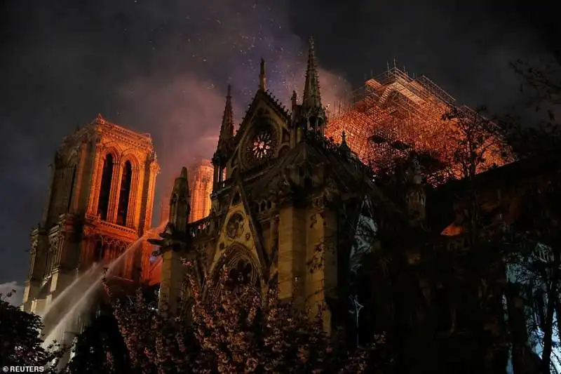 notre dame in fiamme