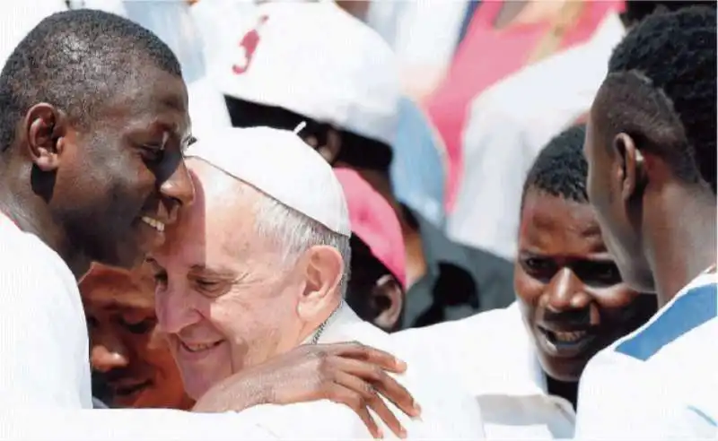 PAPA BERGOGLIO CON I MIGRANTI