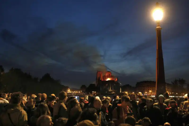 PARIGI PREGA PER NOTRE DAME